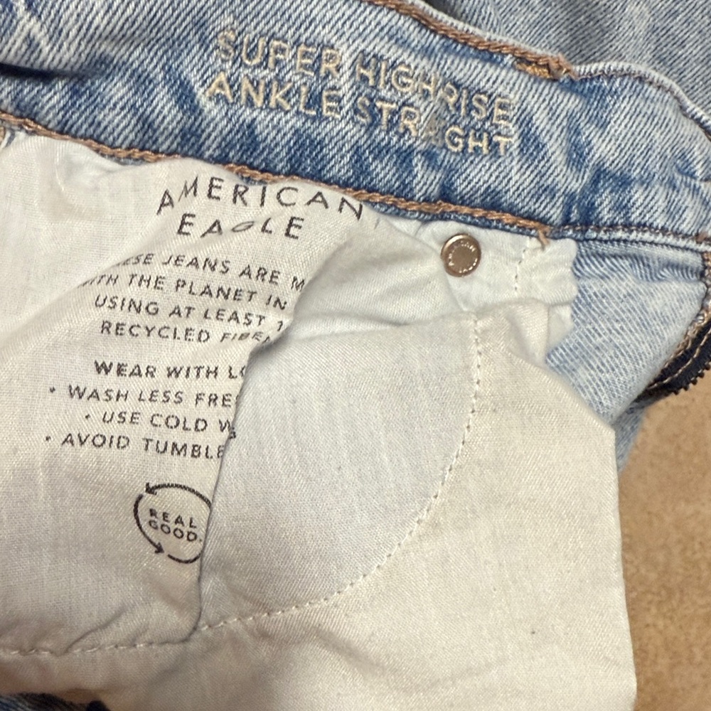 American Eagle Outfitters Light Blue Ripped Jeans - Picture 3 of 4